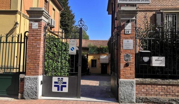 ingresso-Centro-Veterinario-Bolognese-cancello.jpg